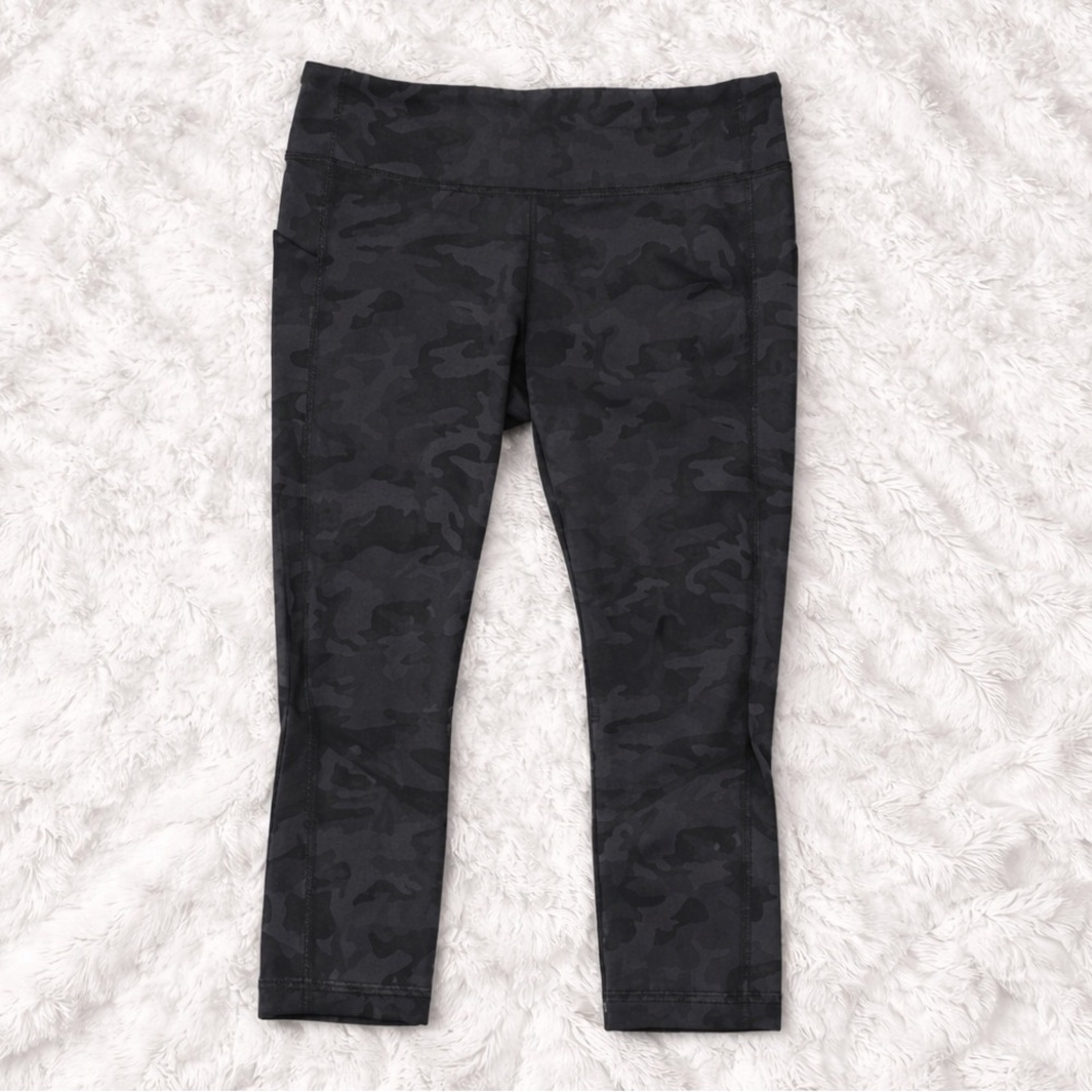Lululemon Black Camo Cropped Leggings (3/4 Length) – Like New